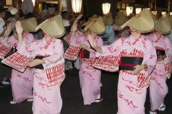 秋告げる「おわら風の盆」、富山　胡弓の音色に編みがさ舞う