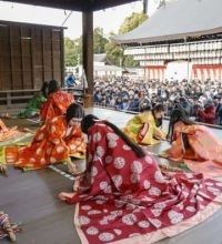 京都で華やかに「かるた始め式」　平安装束の女性ら、八坂神社