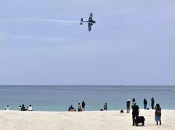 室屋さん、和歌山で曲技飛行披露　「南紀白浜エアショー」開催