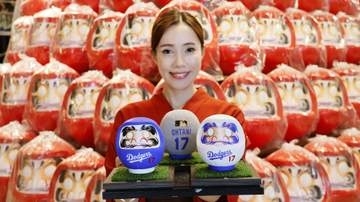 高崎の老舗、大谷選手イメージのだるま制作　青、白、グレーの特別デザインで歴史紡ぐ