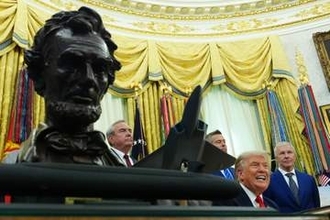 米首都玄関口のダレス空港改修へ　装飾はトランプ氏好みの金色に