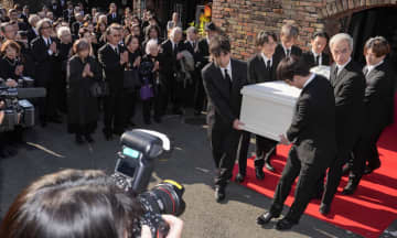 仲代達矢さん メイク中を遺影に