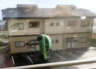福島・二本松で突風、車横倒しに　住民が目撃、撮影