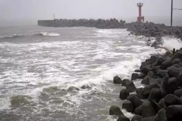 低気圧化予測も勢力維持　台風8号、一転列島接近