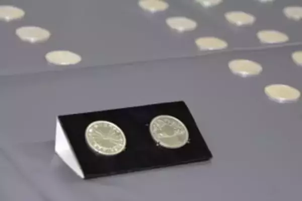 偽造銀貨両替疑い4人逮捕　昭和天皇の在位60年記念