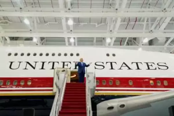 「トランプ色」専用機体を披露　カタールから受領、赤と白と濃紺
