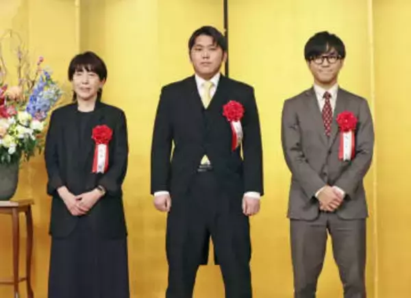 「書くべきことたくさん」　芥川、直木賞の贈呈式