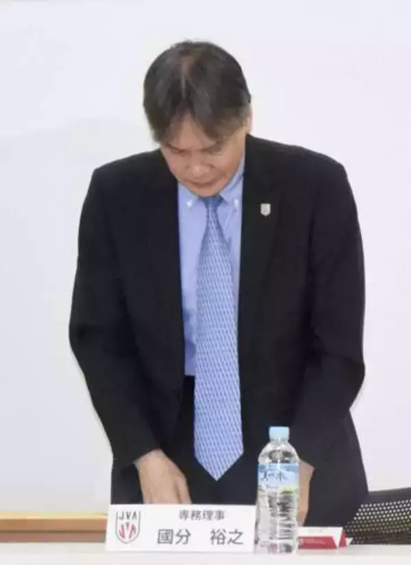 バレー選手逮捕で謝罪会見に一変　合宿中の不祥事に動揺も