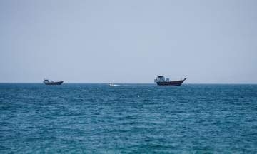 イラン、ホルムズ海峡で警告射撃　米軍は港湾封鎖維持