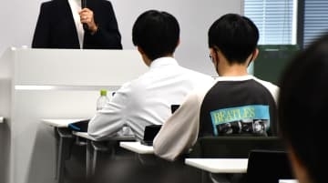 高3娘殺害された母親が講演　「相手の気持ち、想像を」