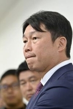 プロ野球広島、選手逮捕受け謝罪　「捜査に全面的に協力」
