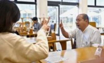 カフェで手話「身近に」　甲府の美術館、月1回開催