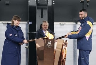 冬季パラリンピックの聖火を採火　発祥地英ストーク・マンデビルで