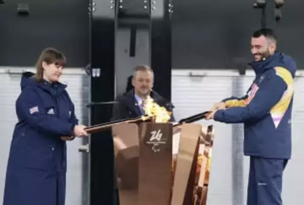 冬季パラリンピックの聖火を採火　発祥地英ストーク・マンデビルで