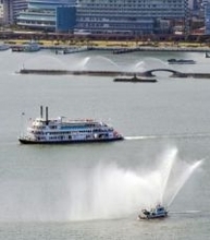 琵琶湖、観光の幕開け　船行進、春の訪れ告げる