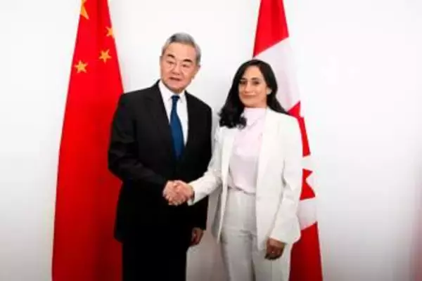 中国カナダ、協力深化へ対話維持　オタワで外相会談