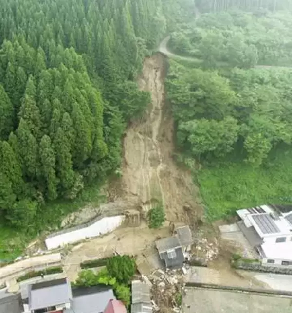 雨がないのに土砂崩れ、女性骨折　大分県が原因調査