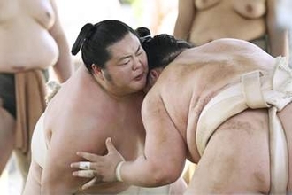 かど番の大関琴桜、内容に手応え　小結王鵬に9戦全勝