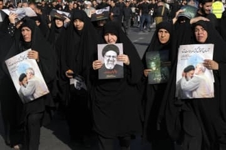 イラン 大統領ら8人の葬儀