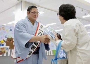 欧勝海関、石川で一日警察署長　園児らに「右、左を見て渡って」