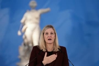 IOC会長「分断の世界つなぐ」　ミラノ冬季五輪、涙の決意