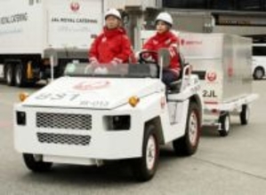 外国免許で空港作業車を運転　国内初、成田で公開