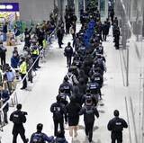 「詐欺疑い、拘束韓国人73人送還　カンボジア拠点」の画像1