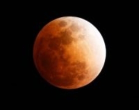 半年ぶりに皆既月食　雨雪も、見える地域は限定