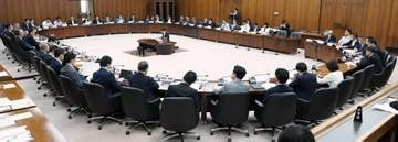 自民、自衛隊の9条明記に言及　中道「解散権制限の議論を」