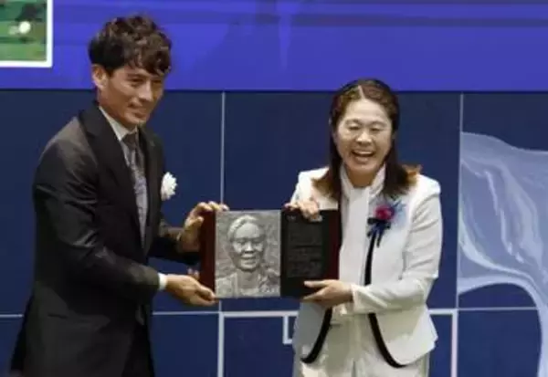 澤穂希さんら3人を掲額　日本サッカー殿堂