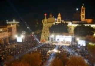 ベツレヘムでXマスツリー点灯式　3年ぶり設置、キリスト生誕地