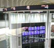 東証続落、終値5万3583円　一時800円安、追加関税に嫌気