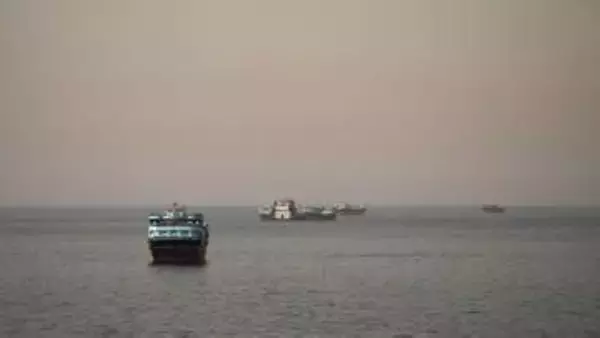 米軍、イランの海峡再封鎖を否定　商船55隻通過「警戒続ける」