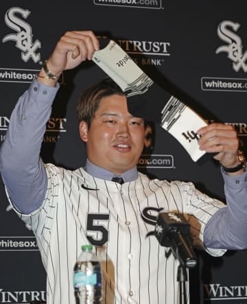 村上、靴下出し笑いを誘う　報道陣約50人、カメラ10台