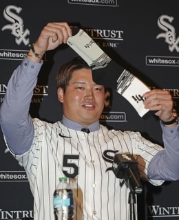 村上、靴下出し笑いを誘う　報道陣約50人、カメラ10台