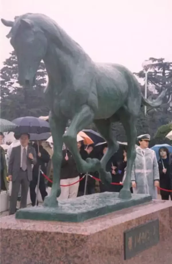 ＜あのころ＞ハイセイコー像を除幕　25年前の3月4日