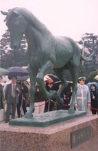 ＜あのころ＞ハイセイコー像を除幕　25年前の3月4日