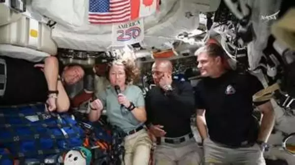 月の裏「思い出すと鳥肌」　宇宙船の4人、特別な友情