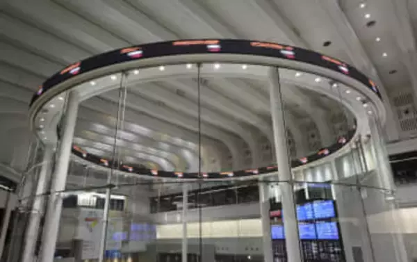 東証反落、午前終値744円安　米株安で半導体関連銘柄に売り