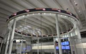 東証反落、午前終値744円安　米株安で半導体関連銘柄に売り