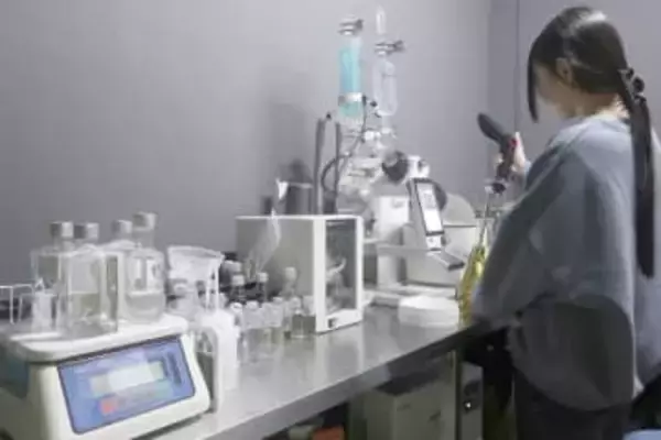 静岡大発ベンチャー企業がクラフトジン開発　「遺伝子レベル」で味追求