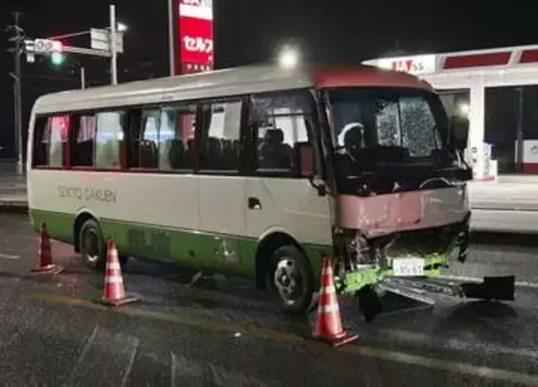大阪でスクールバスが事故　複数人負傷か、運転手逮捕