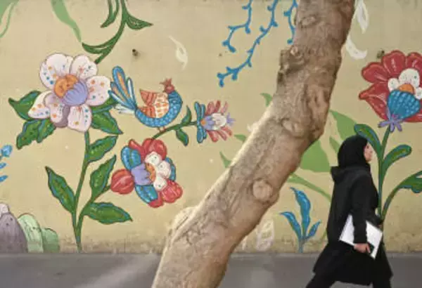 テヘラン、美しい花や鳥の壁画が市民癒やす　イスラム革命体制の反米、政治宣伝の一方で