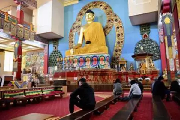 ロシア南部の仏教寺院、平和祈る　最高位の高僧「紛争終結を」