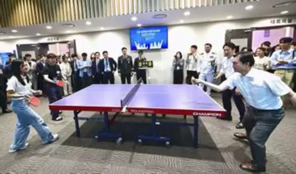 日韓防衛相が卓球プレー　交流の「ラリー続く」