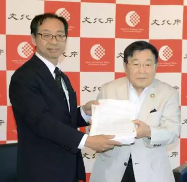劇場存続求め署名提出　松竹座閉館受け文化庁に