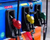 「ガソリンの暫定税率廃止へ　導入半世紀、重負担に不満」の画像1