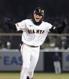 「巨2―1中（21日）　平山が逆転2点打」の画像1