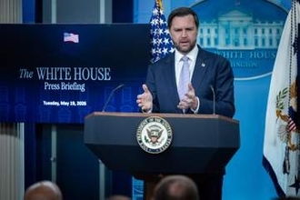 バンス氏、報道官の代役で会見　「将来の大統領候補者ではなく」