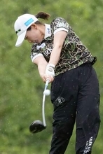 永井花奈、6位から首位浮上　女子ゴルフ第3日